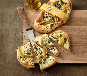2016-03-tuerkische-fetapizza-mit-schwarzkuemmel-und-peperoni